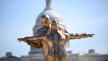 Біля Капітолію встановили скульптуру Трампа й Епштейна, які відтворюють сцену з «Титаніка»: фото інсталяції