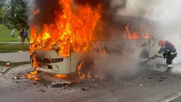 У Львові на одній зі стоянок вибухнув автобус: Садовий опублікував відео масштабної пожежі