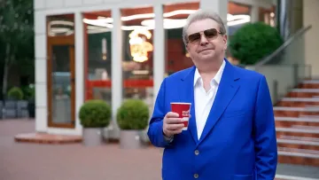 «Начепив піджака і нарядився у святкові тапочки»: мережа відреагувала мемами на обшуки у Поплавського