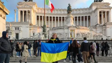 У Римі під час святкування напали на людей з українськими прапорами: відео та реакція Мелоні на інцидент 