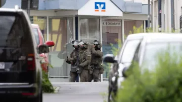 У Німеччині озброєний нападник захопив заручників у банку та зник після штурму: поліція проводить спецоперацію
