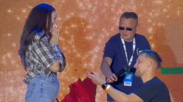 Провалився під сцену під час освідчення: як фанат Ірини Федишин здивував наречену