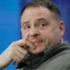 Суд послабив запобіжний захід Андрію Єрмаку: відтепер він може пересуватися низкою регіонів