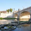 Був збудований ще Калігулою: у Римі через водяну кризу оголився легендарний міст