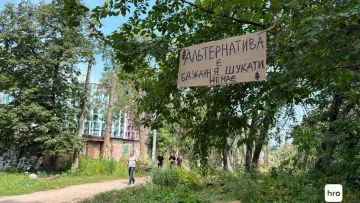 Скандал навколо столітніх дубів на Теремках: у КМДА пояснили появу вантажівок і техніки