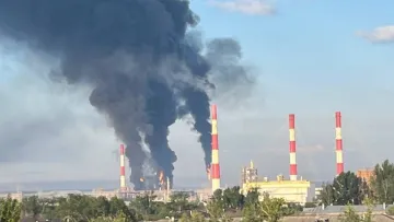 Українські військові ударили по НПЗ у Самарській області та військовим об'єктам рф: відео атак