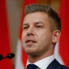 «Недостатньо сміливості, щоб подивитися в очі»: прем'єра Угорщини Мадяра облили вином на святі збору винограду
