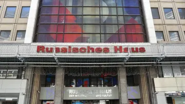 У Берліні розслідують можливе порушення санкцій орендарями «Русского дома»: він і надалі працює в німецькій столиці