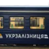 Потяг «забув» 25 пасажирів посеред поля після відбою повітряної тривоги: відео з місця події 