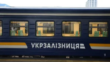 Потяг «забув» 25 пасажирів посеред поля після відбою повітряної тривоги: відео з місця події 