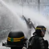 У Франції під час протестів підпалили туристичний офіс у Ліоні: поліція застосувала сльозогінний газ у Парижі