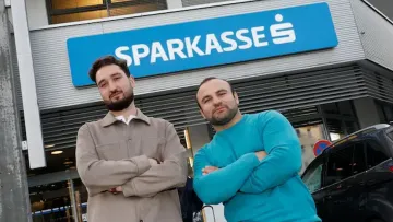 Банк в Австрії помилково видав студентам €129 тисяч замість €12,9 тисячі: за повернення подякував мармеладками