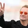 «Сильно»: фронтмен U2 Боно зворушливо заспівав легендарний хіт разом з українським воїном-бандуристом у Каннах