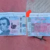 У Чернігові росіяни розкидали з дрону фальшиві гривні: окупанти залишили на купюрах послання