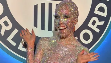 Жінка покрила своє тіло 74 880 стразами та потрапила в Книгу рекордів Гіннеса: як вона виглядає