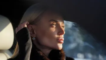 Срібний ліф і мінімум одягу: колишня Цимбалюка Готочкіна влаштувала сміливу фотосесію на кризі Київського моря