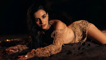 «Хочеться, щоб ця пісня стала частиною зізнань у коханні та весіль»: Анна Трінчер презентувала трек «Палає»