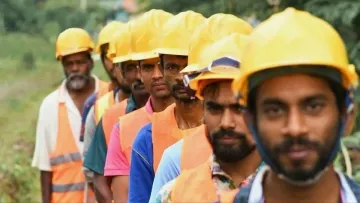 «Доки будуть прильоти, чекати не варто»: експерт розповів, чи поїдуть в Україну трудові мігранти 