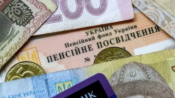 Закордонний трудовий стаж і українська пенсія: що врахують і які документи потрібні