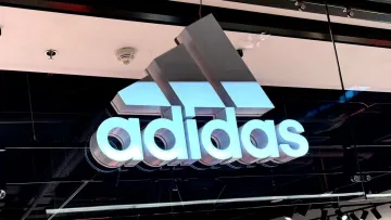 Собаки замість топмоделей: Adidas підірвав світ моди унікальним показом у Сінгапурі