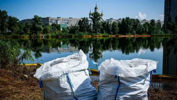 Кирилівське озеро в Києві після російського удару: КМДА розповіла про наслідки забруднення та відновлення 
