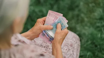 Деякі пенсіонери в Україні можуть втратити доплату у 1 038 грн: назвали причину