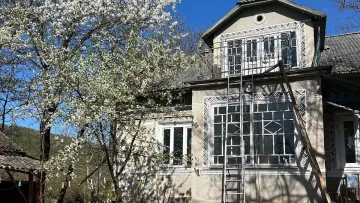 «Це найкраще місце»: жінка показала, як за рік перетворила занедбаний будинок біля Дністра на дім мрії