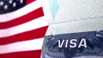 Актриса Ліза Райлі втратила гроші через фейковий сайт віз до США: зірка попередила туристів про шахраїв