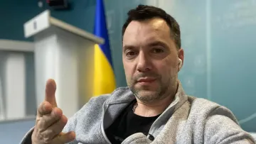 «Дев’ять місяців буде жорстка бійня»: Арестович – про війну та політика, який виграє вибори у Зеленського