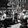 Зі смартфоном у 1936 році? На архівному фото Нью-Йорка помітили «мандрівника у часі»