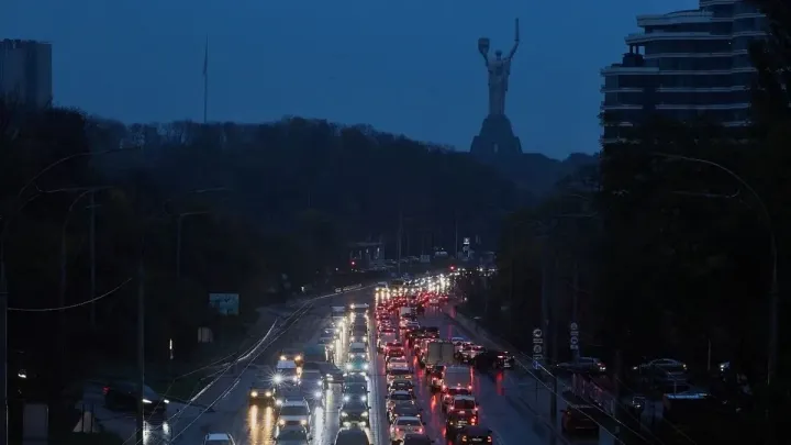 Росія спрямовує десятки «Шахедів» на одну електроопору: яку мету переслідує ворог