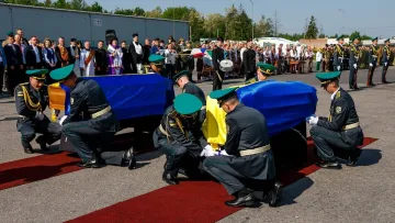 В Україну повернули прах лідера ОУН Андрія Мельника та його дружини: відео урочистої зустрічі труни на кордоні