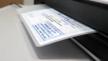 Чи дійсні заламіновані свідоцтва та як отримати повторний документ: відповідь в законі 