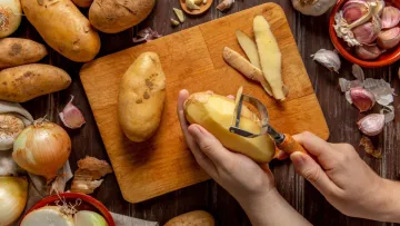 Викидаєте користь у смітник: експерт назвав продукти, які не можна чистити