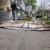 У Харкові вітер зірвав дах будівлі: конструкція ледь не впала на авто – шокуюче відео 