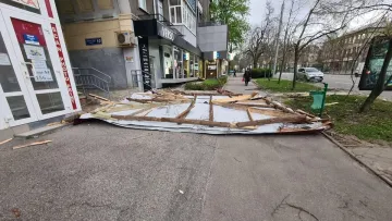 У Харкові вітер зірвав дах будівлі: конструкція ледь не впала на авто – шокуюче відео 