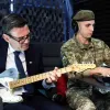 Взяв від першого міжнародного візита максимум: британський прем'єр Бернем зіграв на гітарі з українськими військовими 