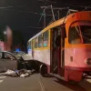 В Одесі автомобіль Tesla зіткнувся з трамваєм: внаслідок ДТП загинув 30-річний водій