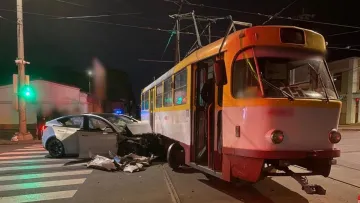 В Одесі автомобіль Tesla зіткнувся з трамваєм: внаслідок ДТП загинув 30-річний водій