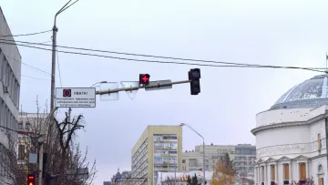 У Києві запроваджують новий тип світлофора «Грецький хрест»: де його встановлять та що потрібно знати водіям