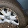 Автомобіль застряг у багнюці: експерти назвали лайфхак із килимком, який може врятувати вашу машину