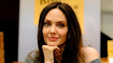 Лара Крофт – розкрадачка мобілізаційного резерву: мережу заполонили меми про візит Анджеліни Джолі до ТЦК