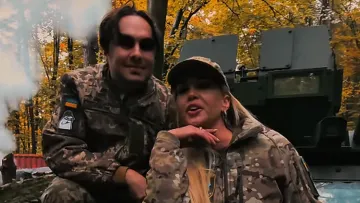 Камалія вдягнула військову форму та заспівала на БТР: підписники не оцінили вчинку співачки