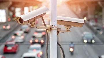 На багатьох дорогах України від завтра встановлять нові камери фіксації порушень ПДР: список від поліції