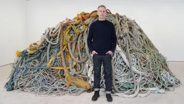 Мистецтво чи сміття? Британський художник продає гору старих канатів за 1 млн фунтів