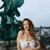 Наче птах: Тіна Кароль влаштувала ефектну фотосесію на даху Львівської опери