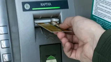 Небезпека біля банкомата: чому банки рекомендують відмовитися від друку паперових чеків