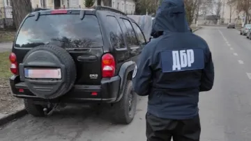 Суд конфіскував елітне авто родини екскерівника Харківського обласного ТЦК: правоохоронці поділилися деталями