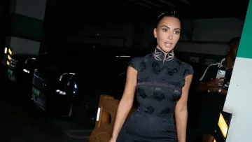Кім Кардашян здивувала всіх у сукні від Dior: зірка здивувала вінтажним луком під час поїздки до Китаю
