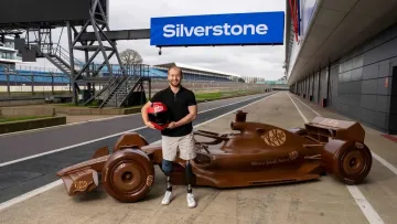 Два метри у ширину і п’ять – у довжину: майстри KitKat 52 години створювали гоночний болід з шоколаду